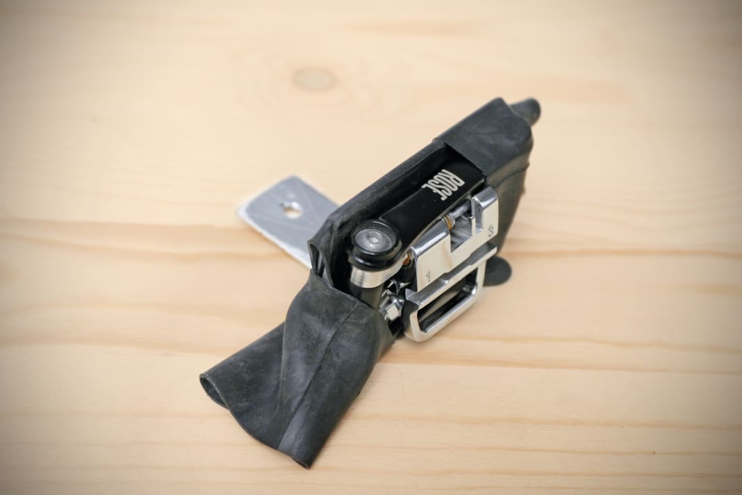 Customised DIY: Tailor-made for every conceivable mini-tool: the tool holder for those on a budget. A piece of sheet aluminium, an old inner tube and some tools - that's all you need for this simple DIY project.
