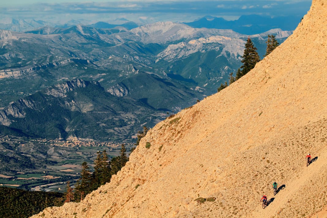 The enduro trail down from the Montagne de Lure: Locals have carved a fun trail into the rock here at an altitude of 1000 metres.