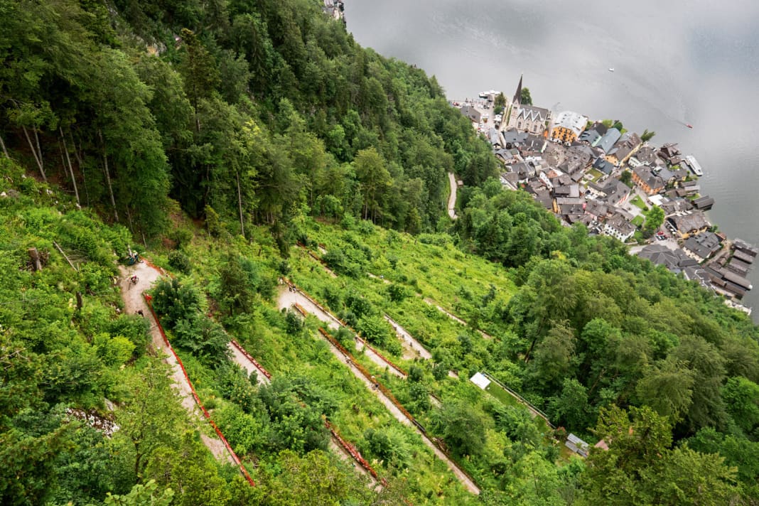 Scharfrichter: Das berühmt-berüchtigte Serpentinenband hoch zum Salzberg flutet die Beine mit Laktat. Dabei stecken den Fahrern bereits mehr als 150 Kilometer in den Beinen. Viele schieben. 