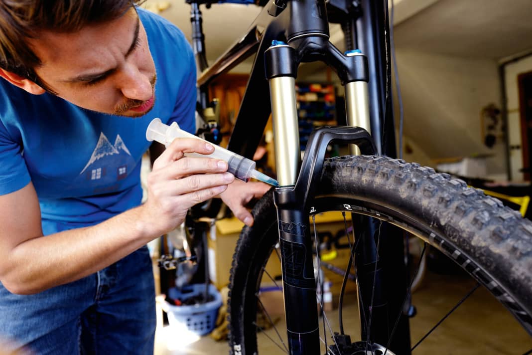 1. Gut Geschmiert: Kaum etwas entscheidet so sehr über die Fahreigenschaften eines Bikes, wie die Federelemente. Kein Wunder, dass sich viele Biker mit Leidenschaft ihren Gabeln und Dämpfern widmen. Doch Achtung: Viele angebliche Wundermittel, die auf dem Markt sind, greifen das Gummi der Dichtungen an, was zu kapitalen Schäden führen kann. Bitte nur Produkte verwenden, die vom Hersteller empfohlen werden. Gabel und Dämpfer alle 12 bis 18 Monate vom Fachmann warten lassen. Wer seiner Federung zwischendurch etwas Gutes tun will, kann hin und wieder die Abstreifer schmieren. Jeder Hersteller hat dafür ein eigenes, spezielles Mittel. 