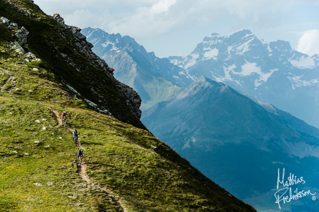 Immer wieder erstaunlich: Gerade in der hochalpinen Kulisse sind die Trails meist flowig. Erst später, wenn der Trail in den Wald eintaucht, ist Fahrkönnen gefragt.