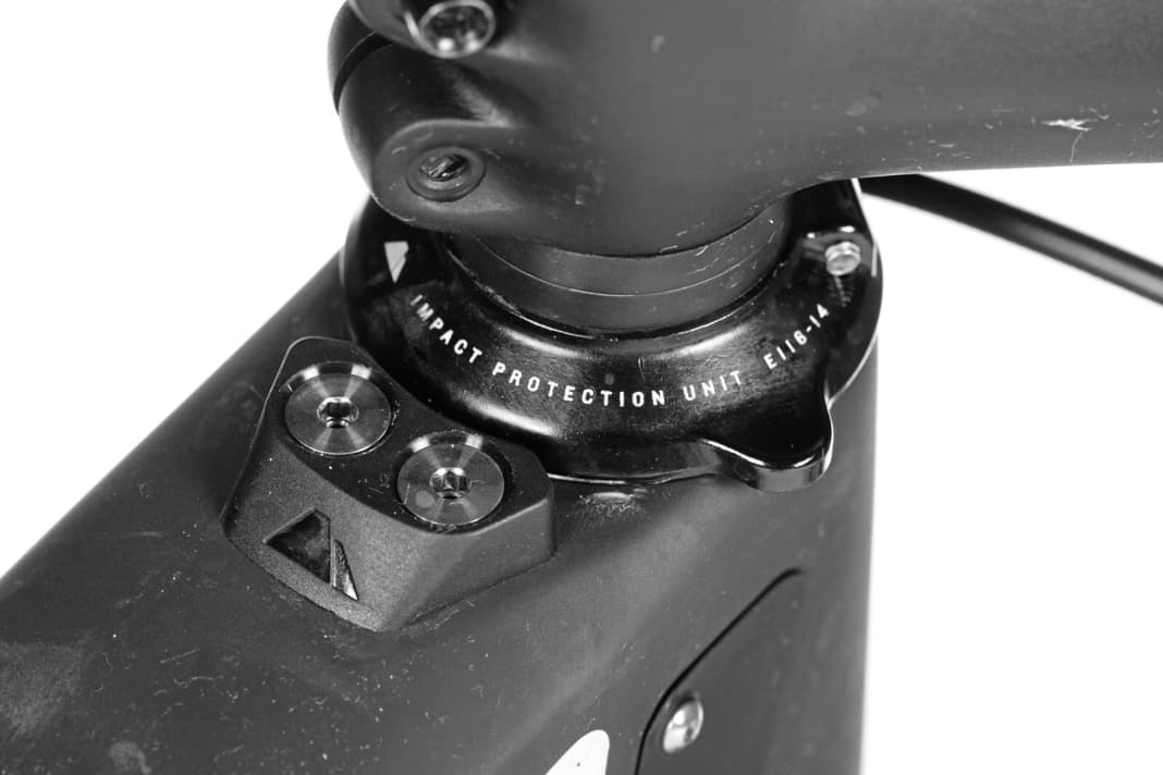 The steering stop limiters from Canyon (pictured) and Specialized prevent the gear levers from damaging the top tube in the event of a fall. A useful detail.