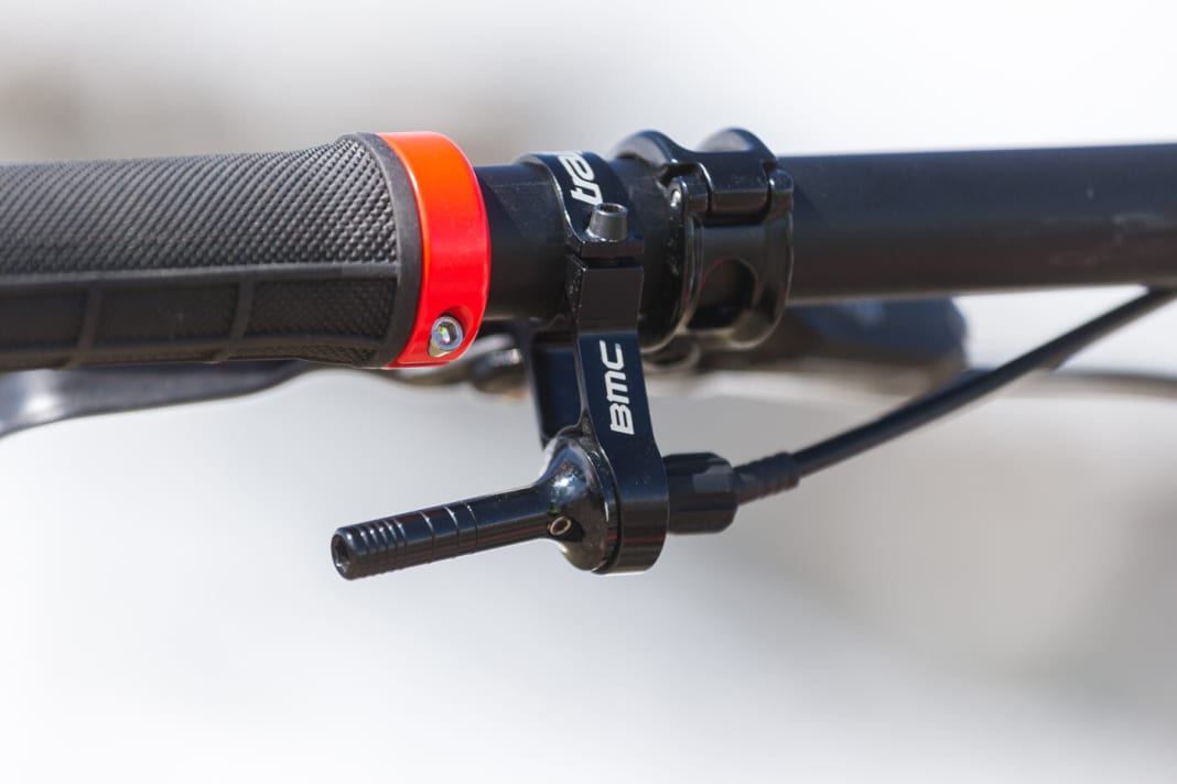 Der Hebel für Sattelstütze und Dämpfer-Remote kann dank Kugelkopf sehr vielseitig montiert werden. Mit einem Trigger-Hebel kann er ergonomisch nicht mithalten.