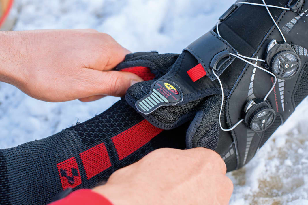 Socken mitnehmen: Die Bike-Winterschuhe sind relativ schwach isoliert. Umso wichtiger sind dicke Socken. Baumwollmischungen sind ungeeignet. Trekking- oder Langlaufsocken mit Wollanteil halten auch feuchte Füße warm. Sie erfordern oft eine Schuhgröße mehr. 
