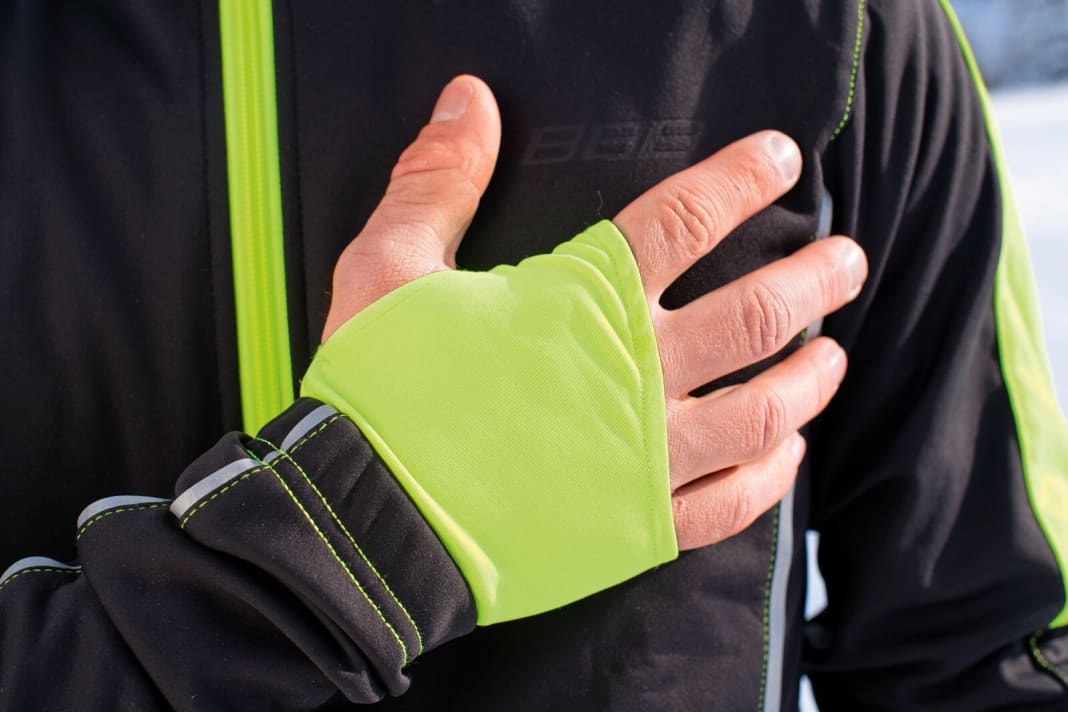1: A gaiter insert at the cuffs prevents the sleeves from sliding upwards, keeps the exit windproof and provides additional warmth. When buying, make sure that the gloves still fit over the gaiter.