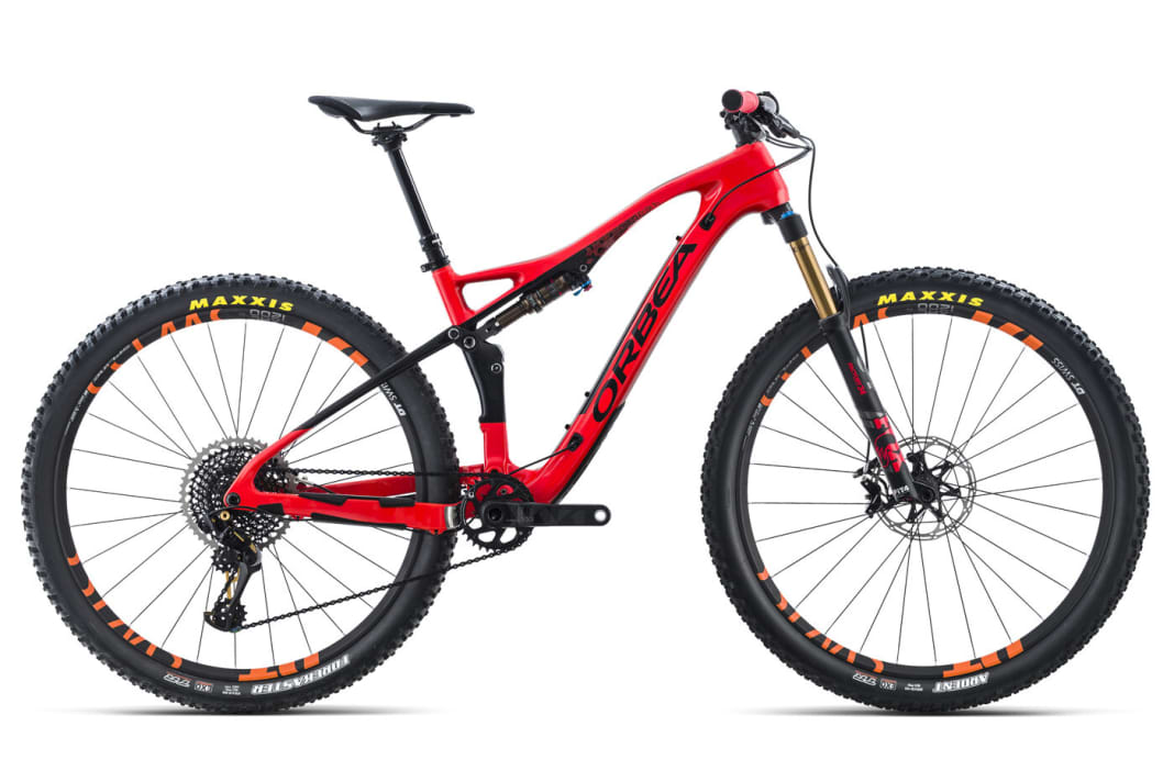 Top model: The Orbea Occam TR M-LTD costs 7500 euros and has the best equipment: The Fox Factory suspension absorbs all impacts, the Sram Eagle 12-speed drivetrain changes gears precisely. High-quality DT Swiss carbon rims spin around the hubs.