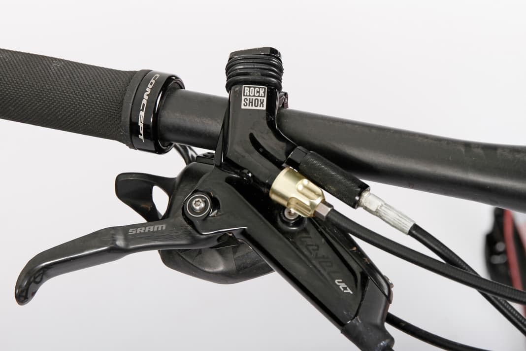 Der hydraulische Rockshox-Fullsprint-Hebel steuert Gabel und Dämpfer gleichzeitig an. Bei häufiger Betätigung fallen die hohen Bedienkräfte auf. Der Hebel muss regelmäßig entlüftet werden.