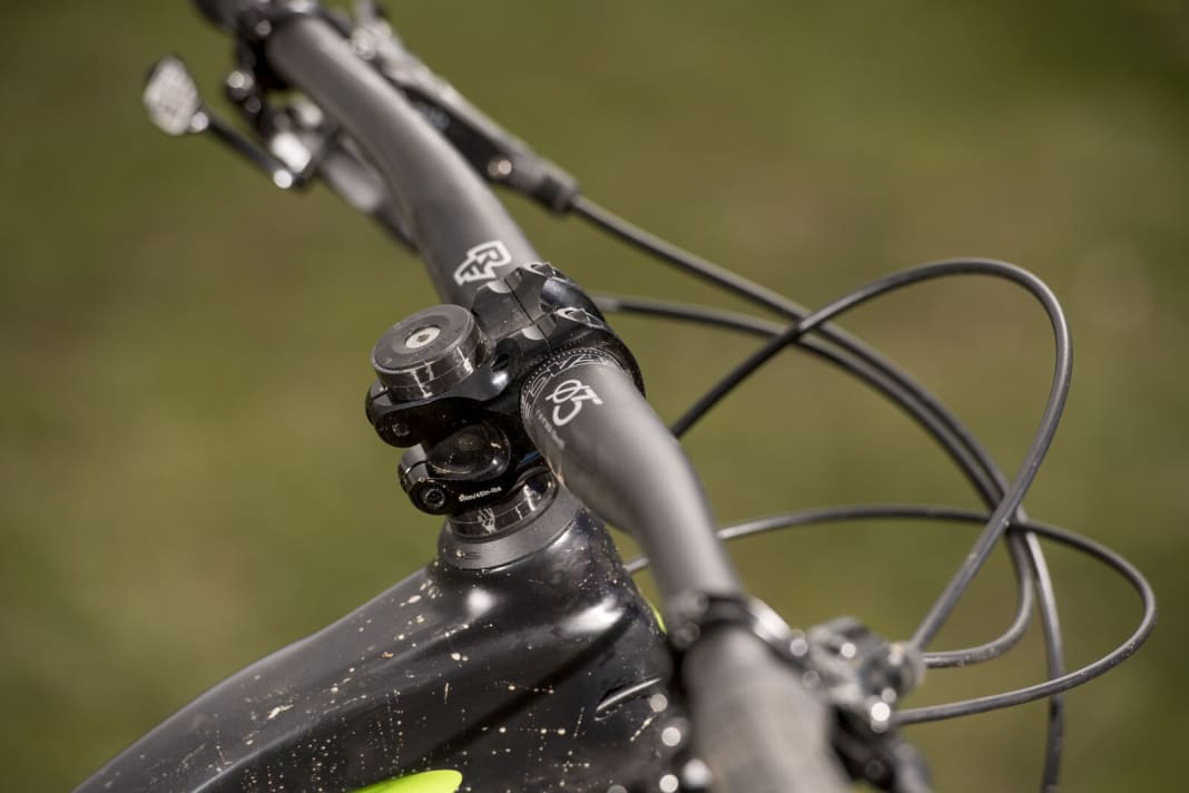Short and wide: 35 millimetre stem and 800 millimetre wide handlebars.