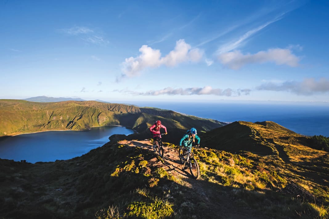 The longest descent on Sao Miguel: from Pico da Barrosa (947 m) to the sea. At the top with a view of the Lagoa do Fogo.