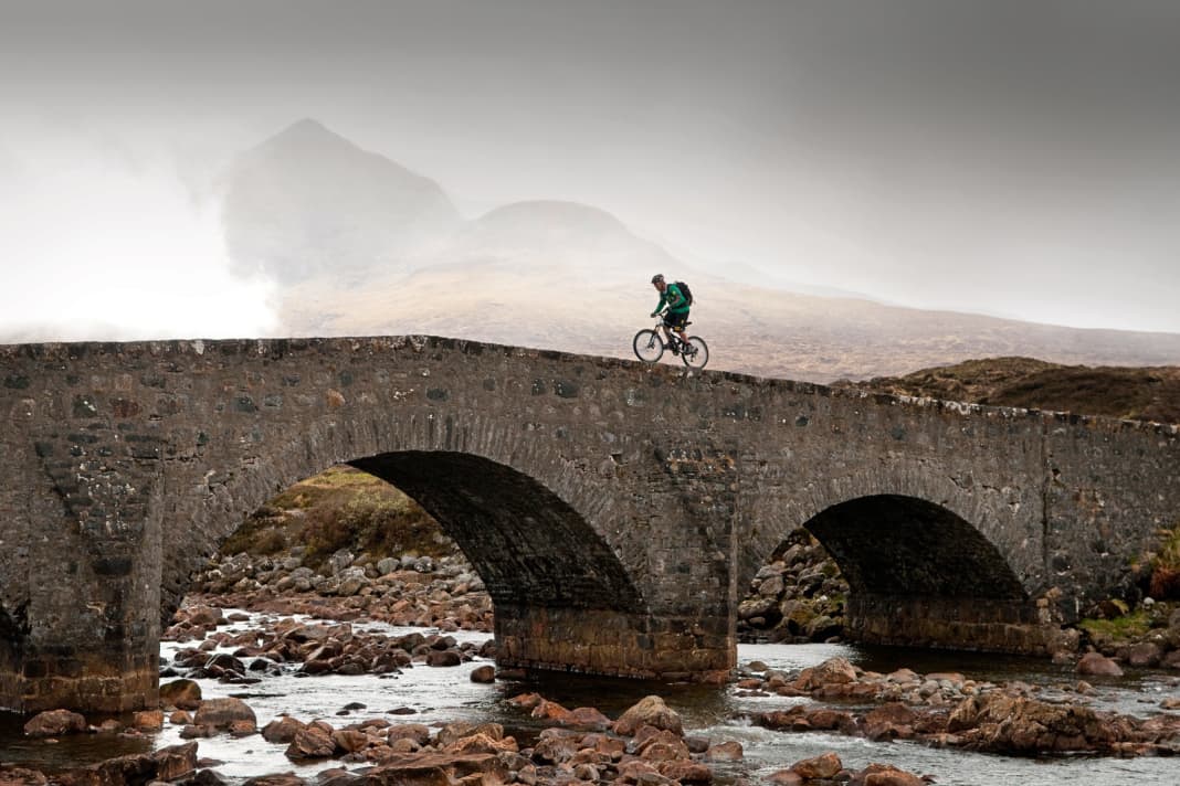 Scotland: Where brake discs go on holiday and bends are fun even uphill: If you love trails, you simply have to soak up the flow through the Scottish low mountain ranges. The forestry authorities are behind the "7 Stanes" (seven stones) trail centres south of Edinburgh. They want to use this project to attract more people to the forest and nature. Seven regions started and now every third town has a trail circuit in the hinterland. The principle is always the same: You buy a parking ticket for three pounds at a central car park, select a loop on the trail board (easy, medium, difficult) and simply follow the unbroken trail markings. The trails wind through meadows, mossy forests and heather for up to 25 kilometres. There are no straight sections. The trail builders have used every opportunity to create playful curves. Back at the trail centre, a bike wash, coffee bar with scones and hamburgers and sometimes a bike shop await. Our favourites: Innerleithen, Wolftrax and Glentress. | Fly to Edinburgh and cruise from one trail centre to the next in a hire car (left-hand traffic!). Information on all Scottish trail centres: www.ibikeride.com