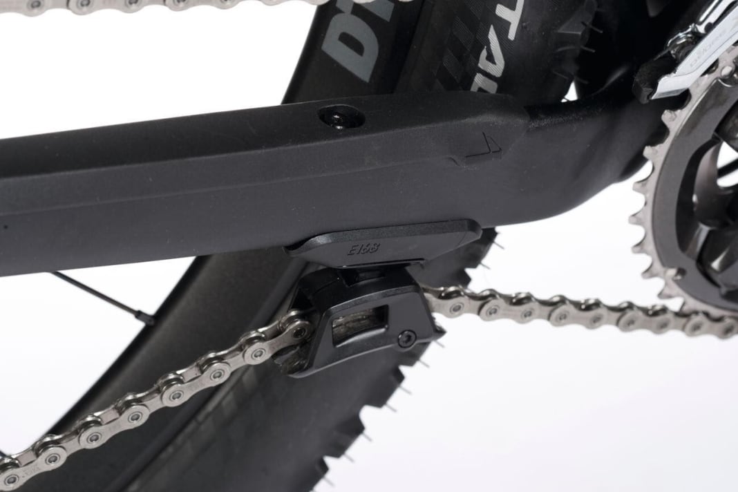 Canyon installs its own chain guide. However, the guide rattled quite loudly and came loose on the first descent. In combination with the Shadow rear derailleur and front derailleur, it's not an absolute must anyway.