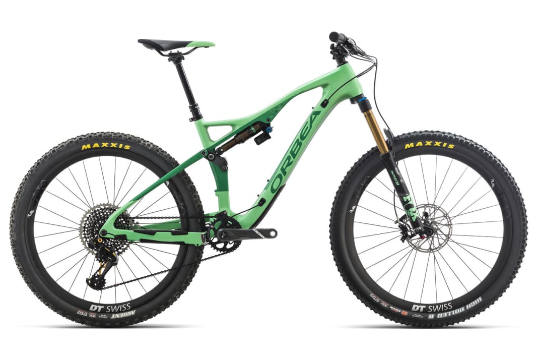 Das Topmodell Occam AM M-LTD steht für 7500 Euro mit edelster Ausstattung beim Händler: Vorn dämpft die Fox 34 Factory-Gabel, hinten der neue Float DPX2-Dämpfer. Geschaltet wird mit der 12-fach Sram Eagle. Die Carbon-Felgen mit 30er-Maulweite sorgen für viel Volumen im Reifen.
