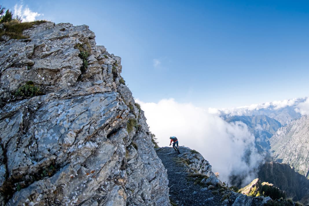 Die westseitige Auffahrt auf dem Sentiero degli Alpini mit Blick in die Provence.