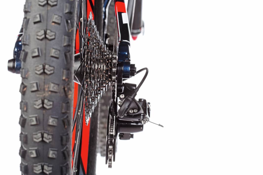 Schaltauge prüfen: Schon ein leicht verbogenes Schaltauge kann das Schaltverhalten negativ beeinflussen. Bevor Sie also die Schaltung einstellen, sollten Sie einen Blick auf das Schaltauge werfen. Nur, wenn das Schaltwerk hundertprozentig gerade unter dem Ritzelpaket steht, lässt sich die Schaltung exakt einstellen.