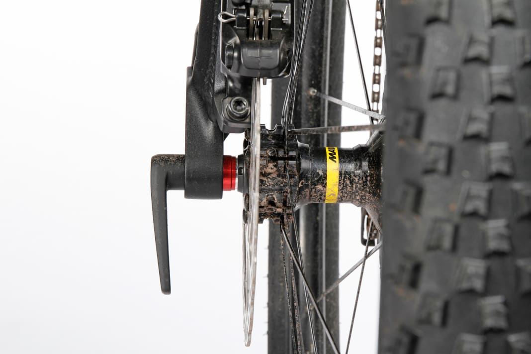 Steckachsen erhöhen die Steifigkeit und erleichtern das exakte Einbauen des Rades. Auch in dieser Preisklasse gehören sie bereits zum Standard. Nur Giant setzt am Hinterrad noch auf einen herkömmlichen Schnellspanner. Focus verwendet Achsen ohne Hebel, beim Ausbau des Laufrades muss man deshalb zwingend das Mini-Tool zur Hand nehmen.