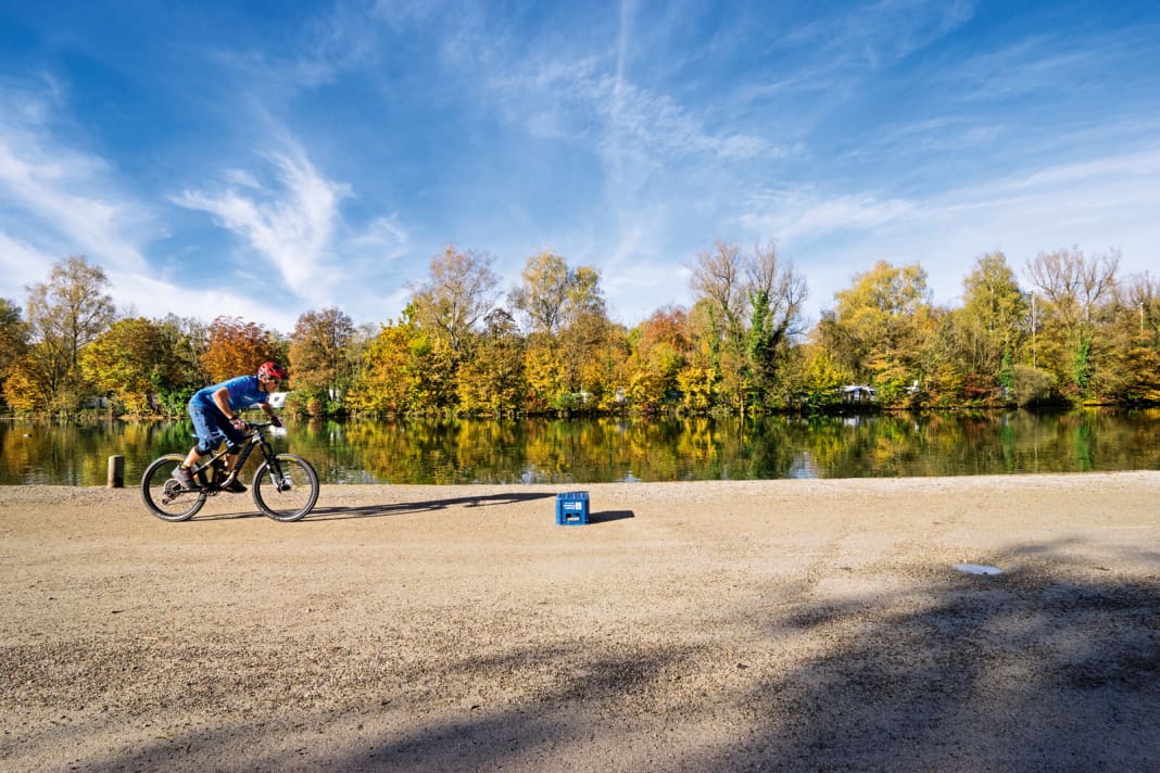 1. be prepared! The saddle is fully lowered. Use flat pedals for practising. Keep one finger on the rear brake at all times and engage it if necessary. Focus on the obstacle a few metres in advance.