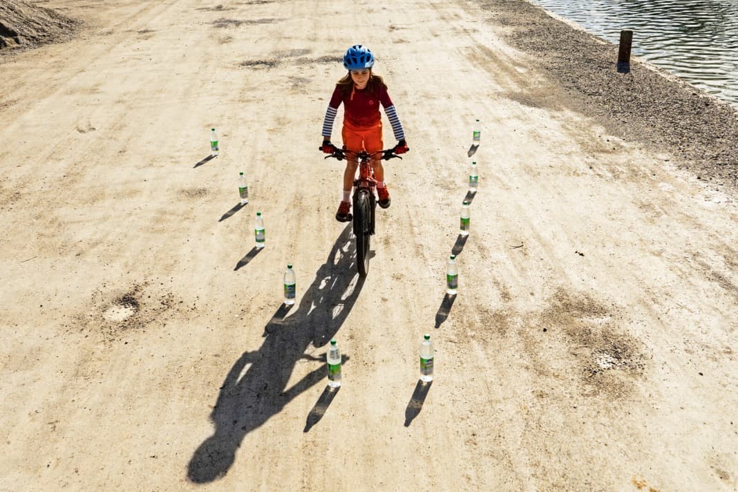 1. form a V out of drinking bottles or branches, your child rolls through it and learns how to steer and brake. The difficulty increases with the gradient.