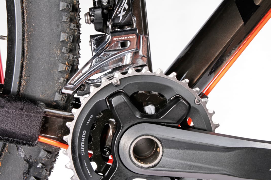 1. alignment: Before starting the adjustment, the angle and height of the front derailleur must be correct. This adjustment is best done without the chain and derailleur cable. The guide plate should be aligned parallel to the chainring. The lower edge should be one to three millimetres away from the teeth of the large chainring for smooth gear changes.