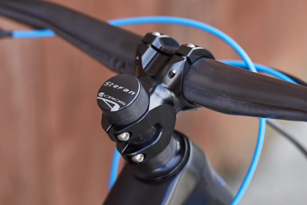 A short stem and wide handlebars are state of the art. If you build your bike yourself, you can have your name engraved on the end cap.
