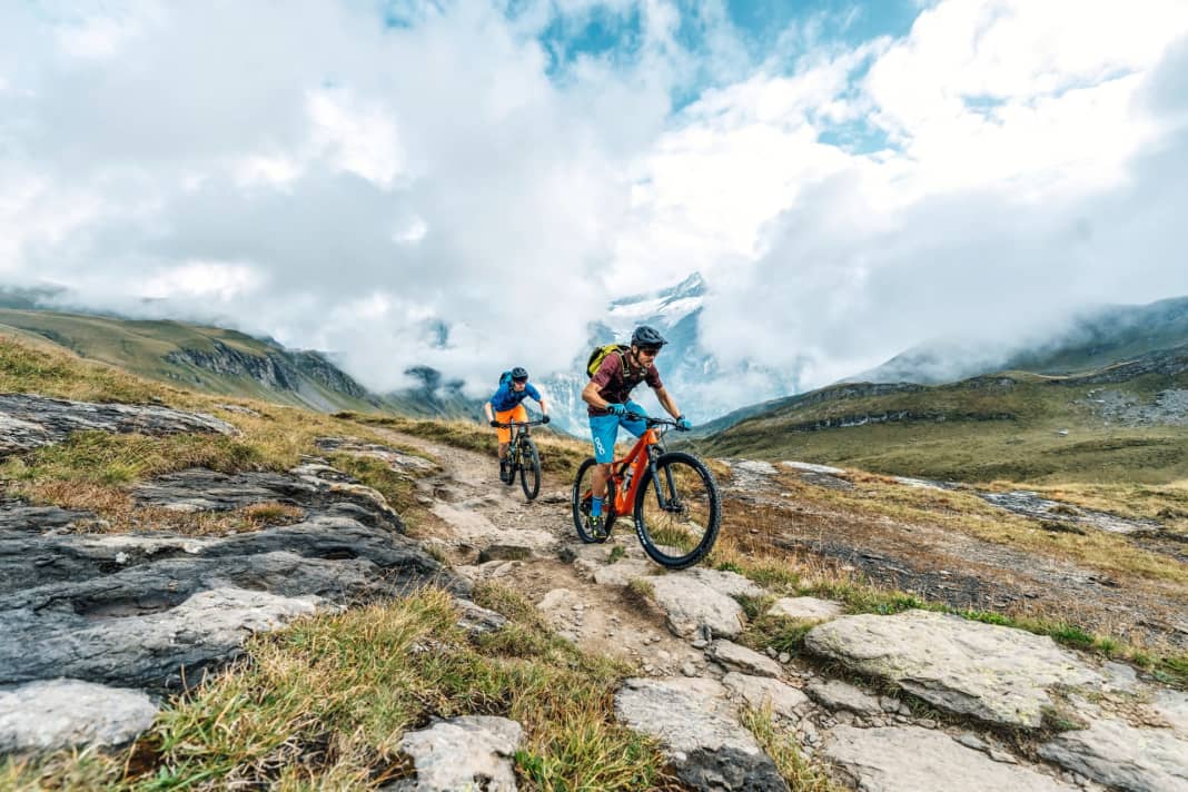 Many sporty touring bikes are based on a race bike. The propulsion seems to be built in. At least that's what past tests in the high-price segment have shown. But do the models from 3100 to 4100 euros still have what it takes to reach the summit? And how do the two brand new high-end models fare in this comparison?