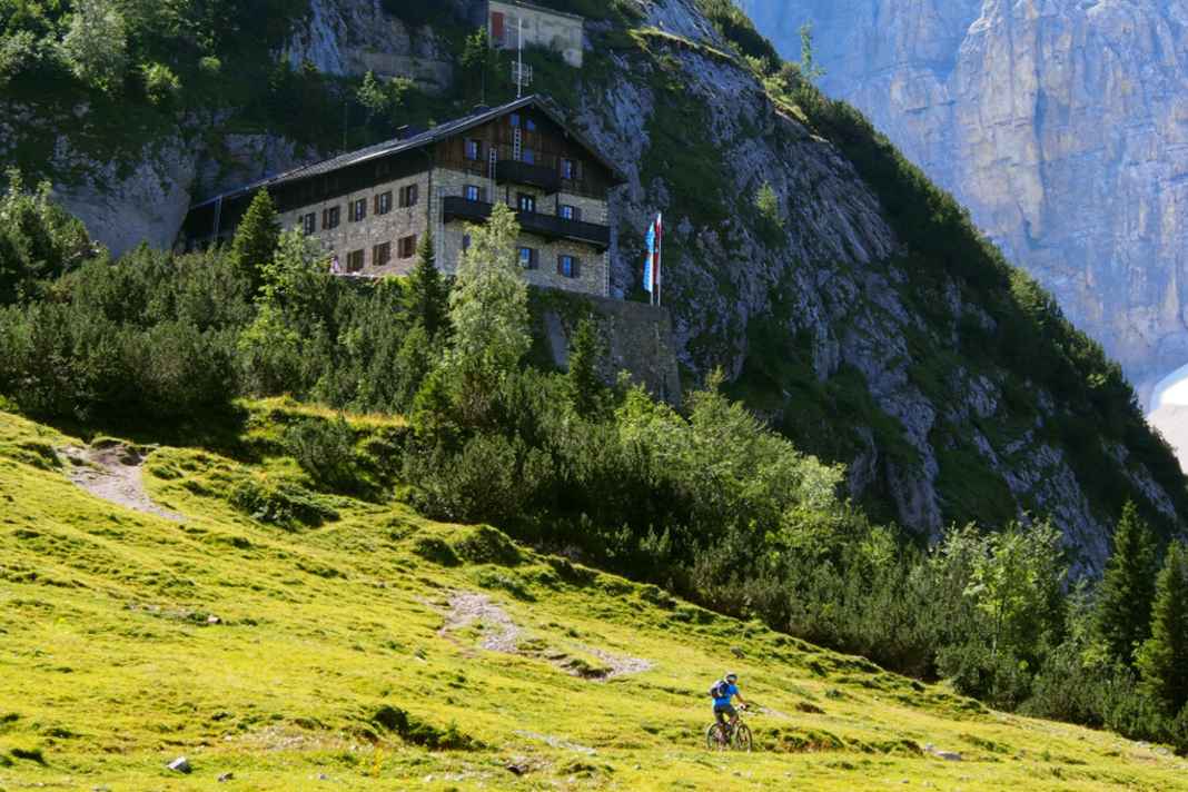From Scharnitz to the Karwendelhaus, the metres in altitude only pile up in serpentine form at the very end.