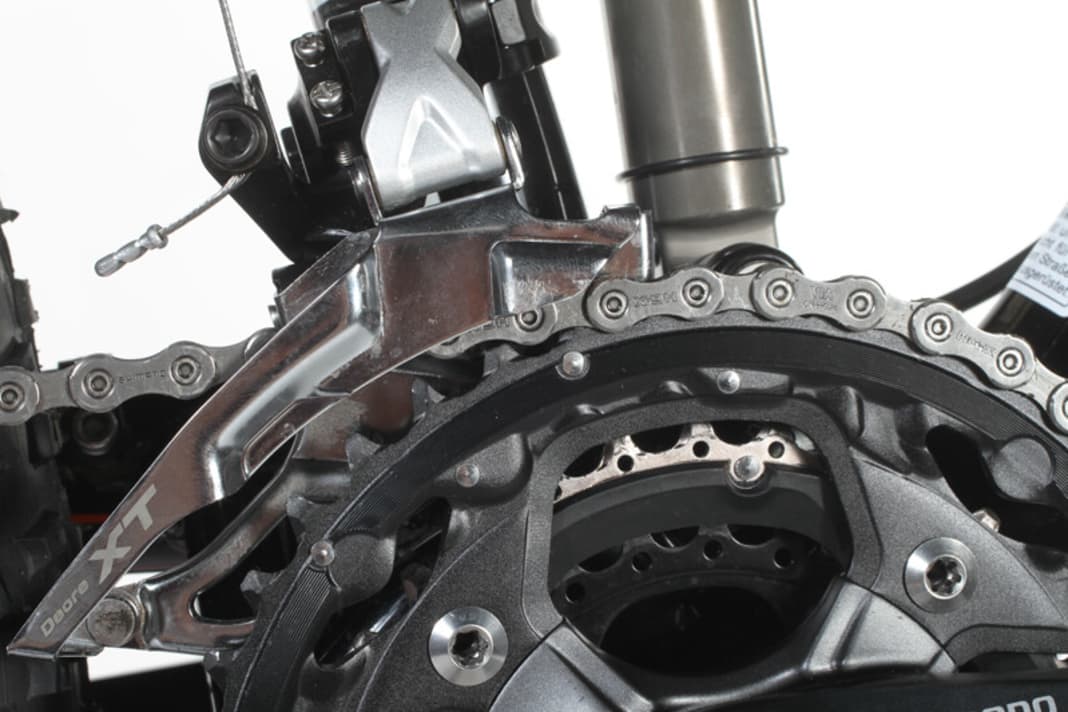 1. first adjust the position and height of the front derailleur. To do this, shift to the largest chainring at the front and the smallest sprocket at the rear. The guide plates of the front derailleur must be parallel to the chain and about two millimetres above the teeth of the largest chainring. If not, open the clamp with an Allen key and bring the front derailleur into this position.