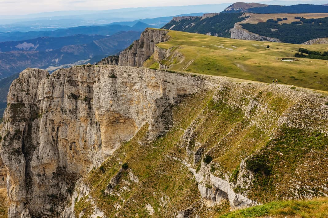 Der Gebirgsstock des Vercors ist etwa so groß wie das Karwendel, nur türmt sich diese Felsbastion in den Westalpen, vor den Toren von Grenoble. Dort, wo bereits mediterrane Luft anbrandet, mit einem Hauch Lavendel.