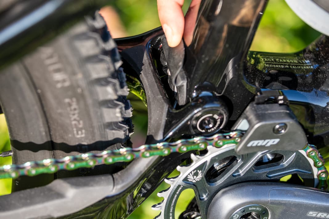 A rubber splash guard protects the transition between the main frame and rear triangle from coarse dirt.