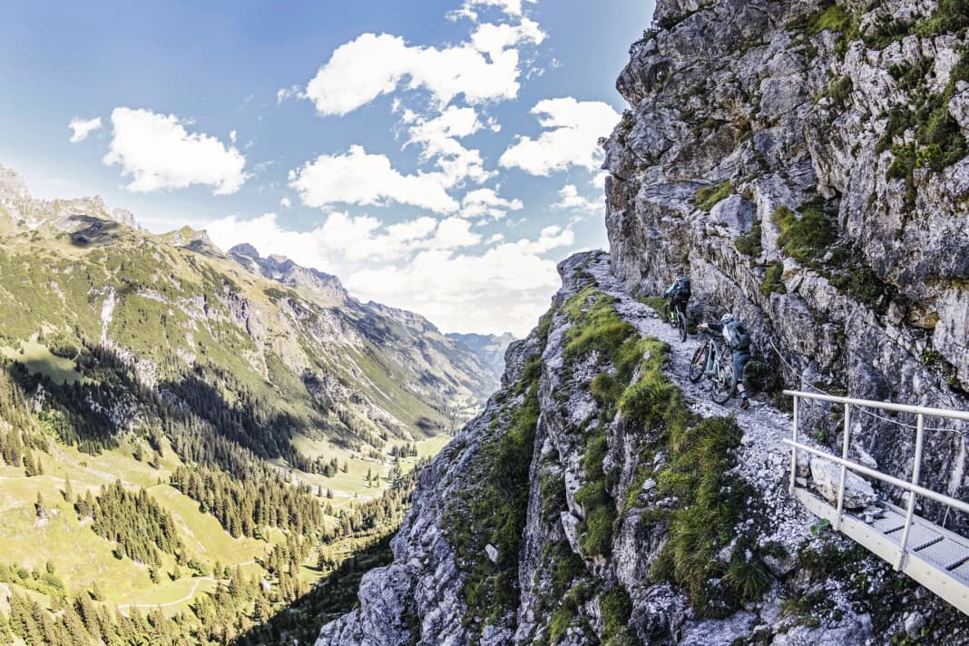 Schroff am Schrofenpass: Diese Route ist abenteuerlich in den Fels geschlagen und zum Teil seilgesichert. Dank Schiebehilfe lässt sich die Sektion aber problemlos überwinden. Nur Stefan Schlie bleibt fast die gesamte Strecke im Sattel.