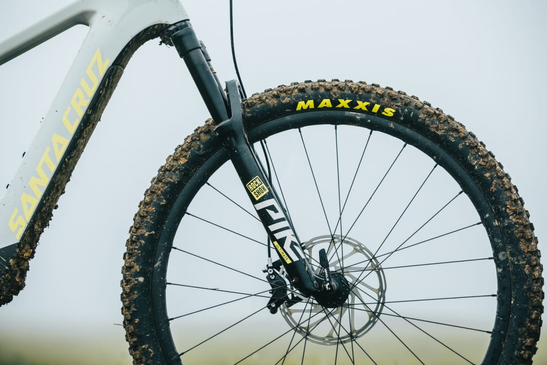 The centrepiece of the radical diet: the Pike Ultimate, which is narrow by E-MTB standards. 140 mm stroke at the front.