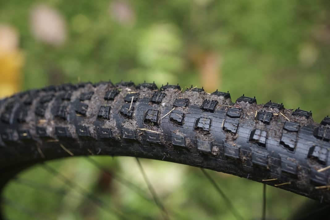 The Specialized Butcher front tyre with a width of 2.3 inches bites into any surface.