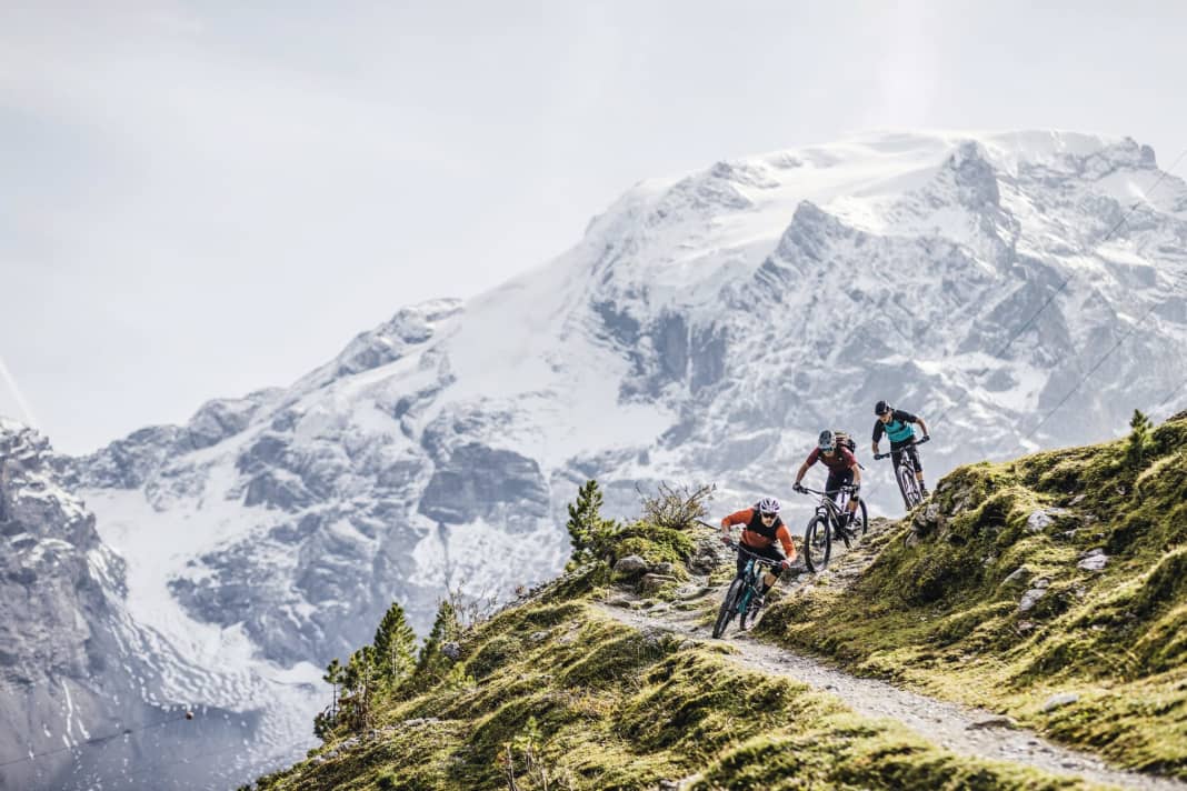 All-mountain bikes are neither enduro nor trail bikes. Nothing half and nothing whole, say some. Others rave about all-rounders. What can bikes for around 3000 euros really do? And how has their character changed in recent years?