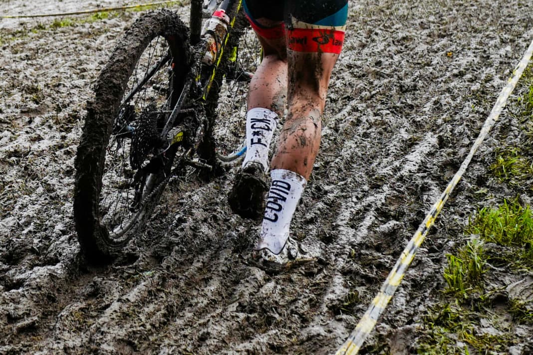 Tough coronavirus restrictions made staging the DM a feat of strength for everyone involved, but organisers and starters alike braved the adversity. This rider was wearing the right socks: Fuck Corona!