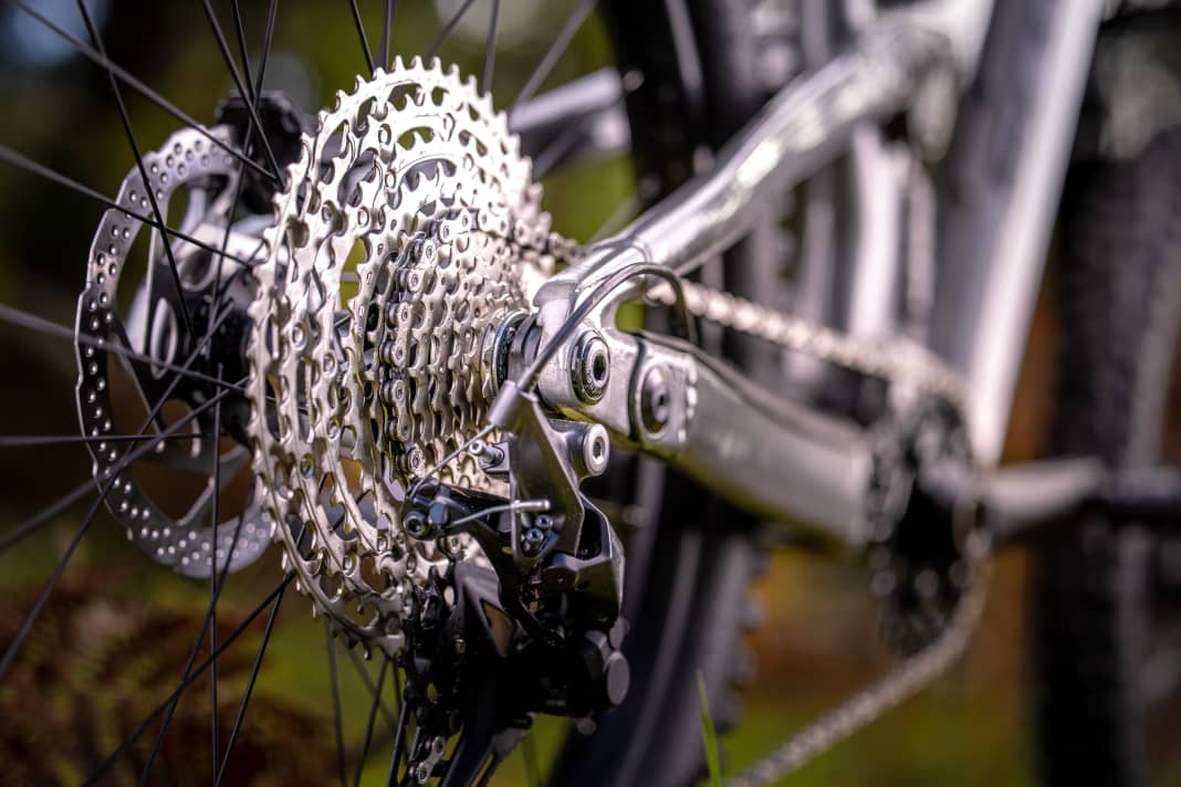 The 11-speed drivetrain from Shimano's Deore range with an 11-51 cassette also makes longer tours possible.