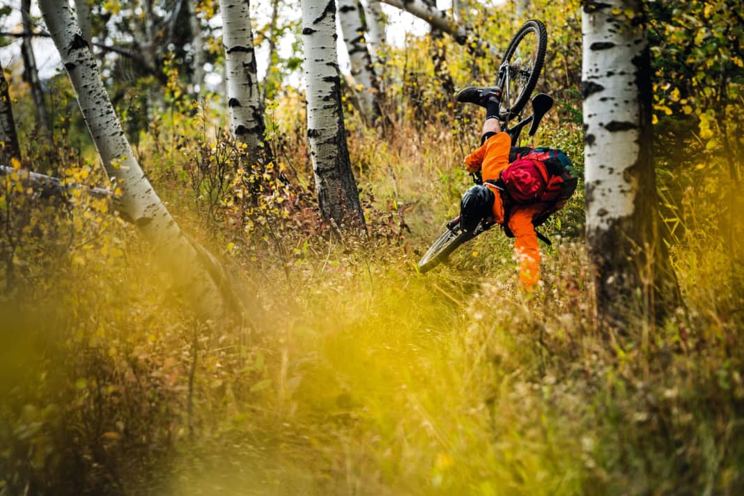 Thanks to new technologies, helmet manufacturers promise better protection against harmful rotational forces. But can MIPS and the like fulfil this promise? We wanted to find out and put ten of the latest helmets to the test in our brand new test rig.