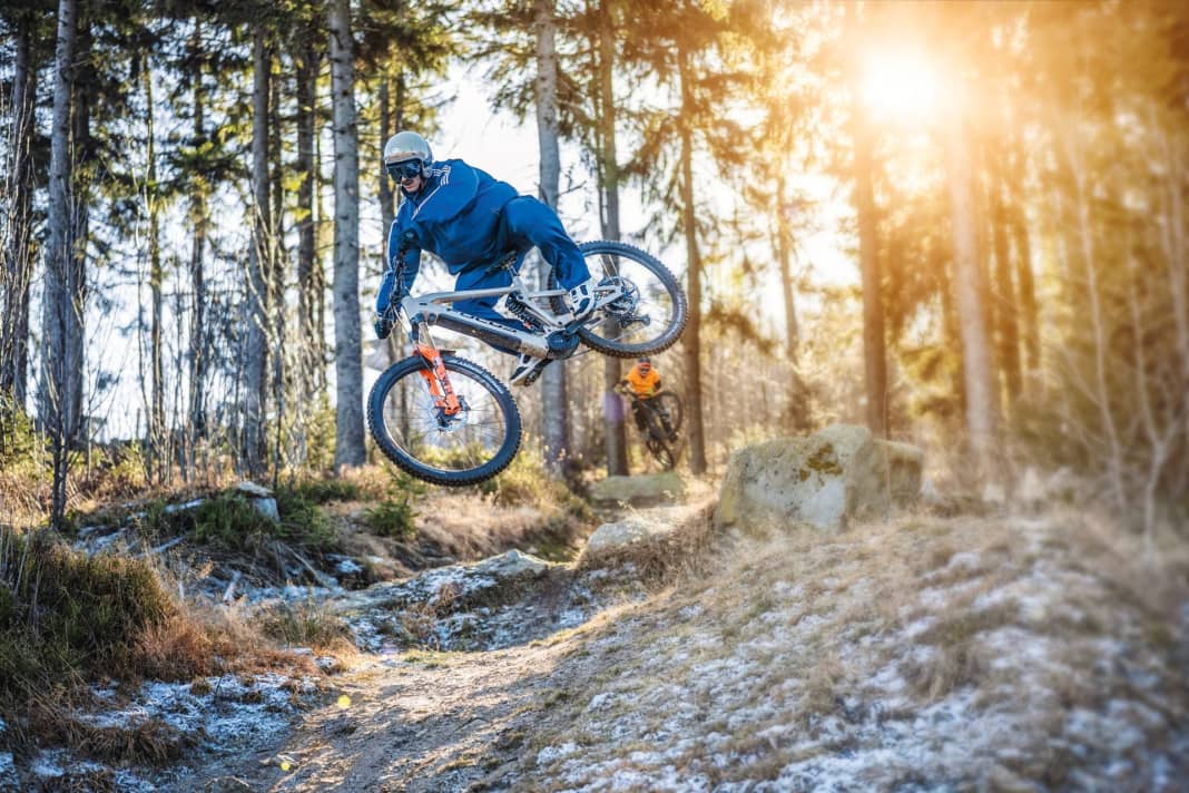Yeehaa, so easy waren Freeride-Missionen noch nie! Diese E-Freerider machen’s möglich: potent wie Downhiller und spritzig wie Trailbikes – dank Motor-Power. Damit wird jeder Hügel zum Bikepark. Aber wer bitteschön ist der Typ mit Moustache und Hut?