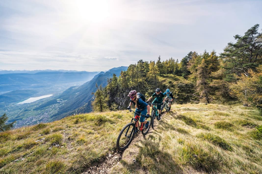 Trail bikes are light enough to ride across the Alps, and you can even tackle challenging descents on them. How much of an all-rounder can you expect for 4000 euros?