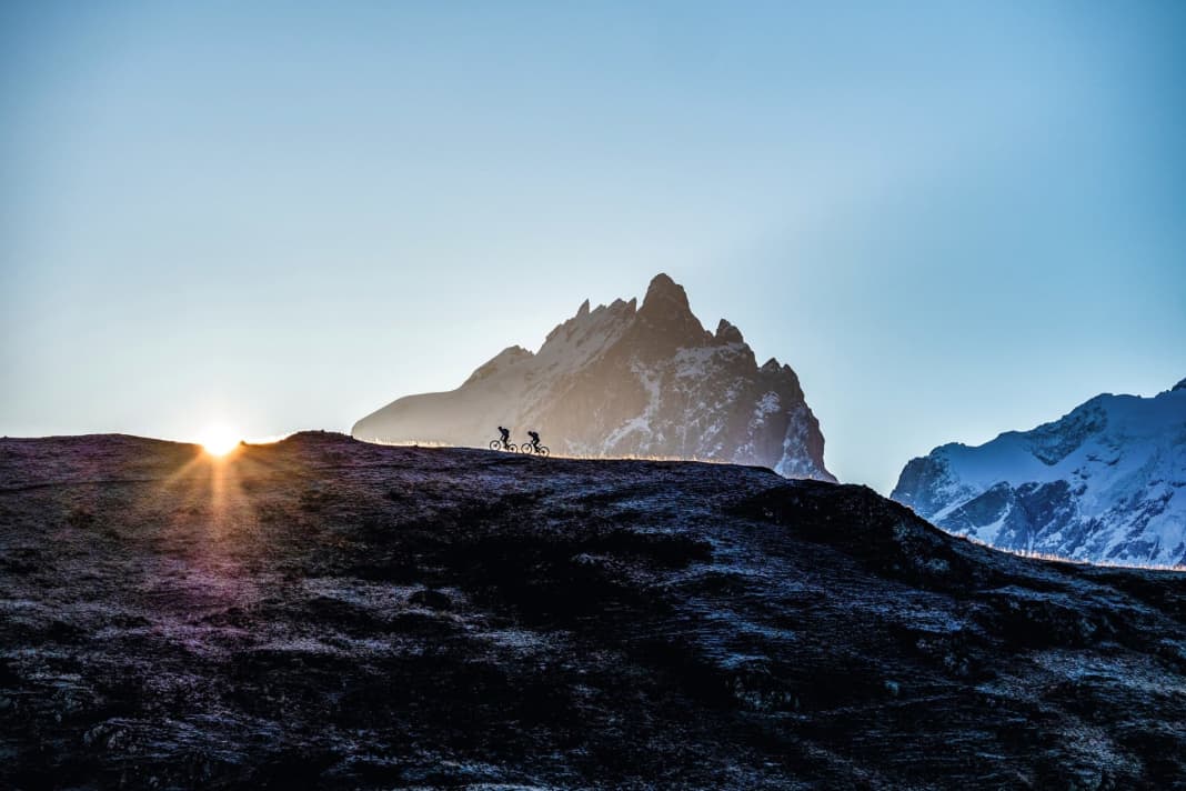 Tour de France und Megavalanche – den französischen Bergort Alpe d’Huez 
verbinden Radsportler mit Mythos und Schmerz. „Warum die schier endlosen Trails nicht einfach mal ohne  den Rummel genießen?“, dachte sich Fotograf Dan Milner – und litt am Ende doch.