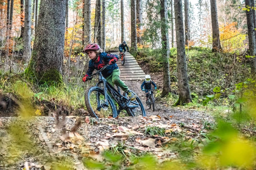 The kids are only just out of nappies when they are already flying past their parents on the trail. It goes without saying that the equipment also has to keep up with the growing demands of the kids. Junior fullys in particular are now small copies of their big brothers. We let six kids loose in the Oberammergau bike park with six exciting models.