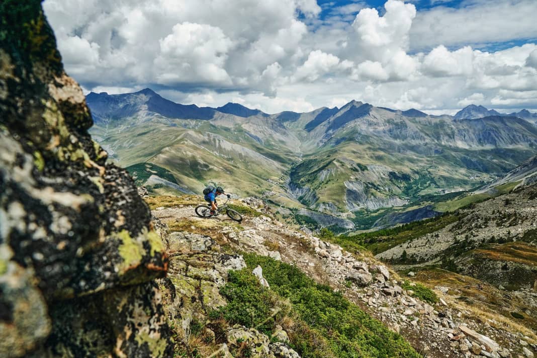 Sie kommen aus aller Welt, verweigern sich moderner Technik und kantenloser Flowtrails. Die Bike-Hippies von La Grave haben sich mitten in den Französischen Alpen ihre eigene Freeride-Welt geschaffen. Abenteurer Harald Philipp hat die Kommune am Fuße der La Meije besucht.