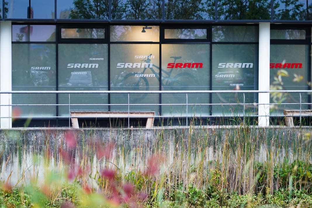 The enormous hall colossus is located in a business park on the outskirts of Schweinfurt. The main façade is mirrored, but if you look closely, you can guess what the interior is all about.