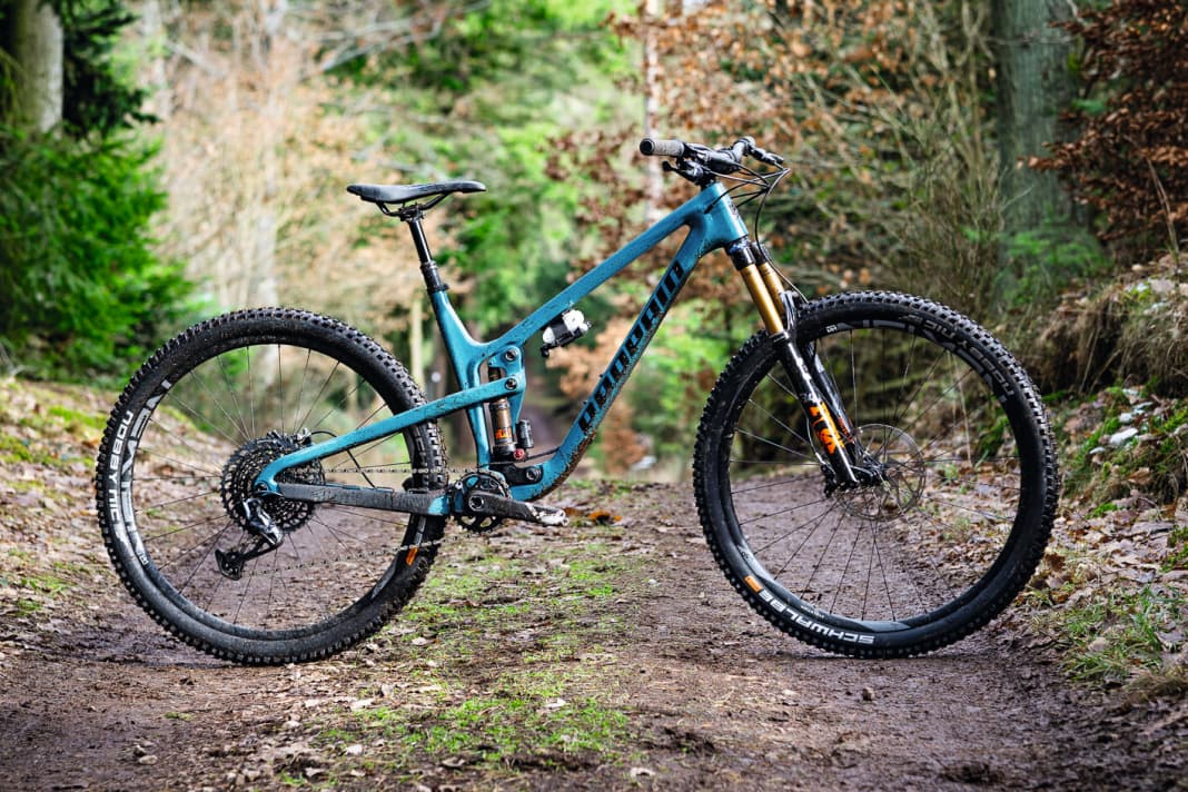 Das Propain Hugene bekommt für 2021 eine geradlinigere Optik und einen neuen Carbon-Rahmen mit veränderter Geometrie.