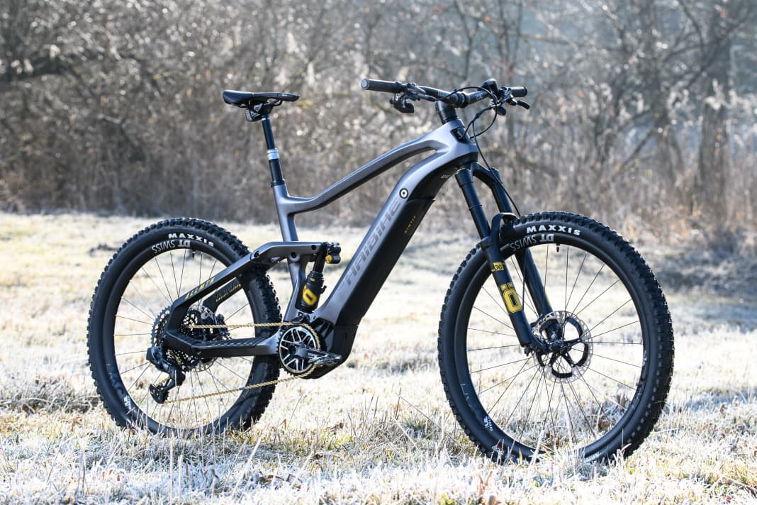 At Haibike, All Mtn means: uphill and downhill performance. With 160 millimetres of suspension travel and mixed wheels, we would rather call it an E-Enduro.