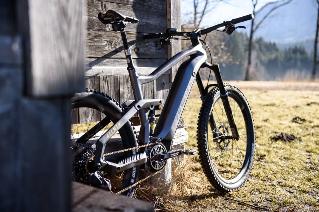 Elegant grey and yellow-gold accents characterise the Special Edition of the Haibike All Mtn.