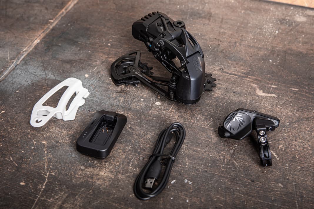 Mit dem Upgrade-Kit der GX Eagle AXS kann jede Eagle-Schaltung auf kabellosen Betrieb umgerüstet werden. Shifter, Schaltwerk, Akku, Ladegerät und Chaingap Tool gibt’s zu einem Listenpreis von 620 Euro.