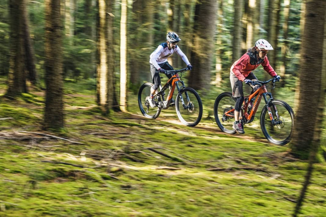 Specialized started a trend a year ago with the 17-kilo Levo SL trail bike. Now more and more e-bikes with an ideal weight are entering the market. Some celebrate them as well-trained sports versions of fat power bikes. Others see them as sapless skinny models. As is so often the case, the truth lies somewhere in between.