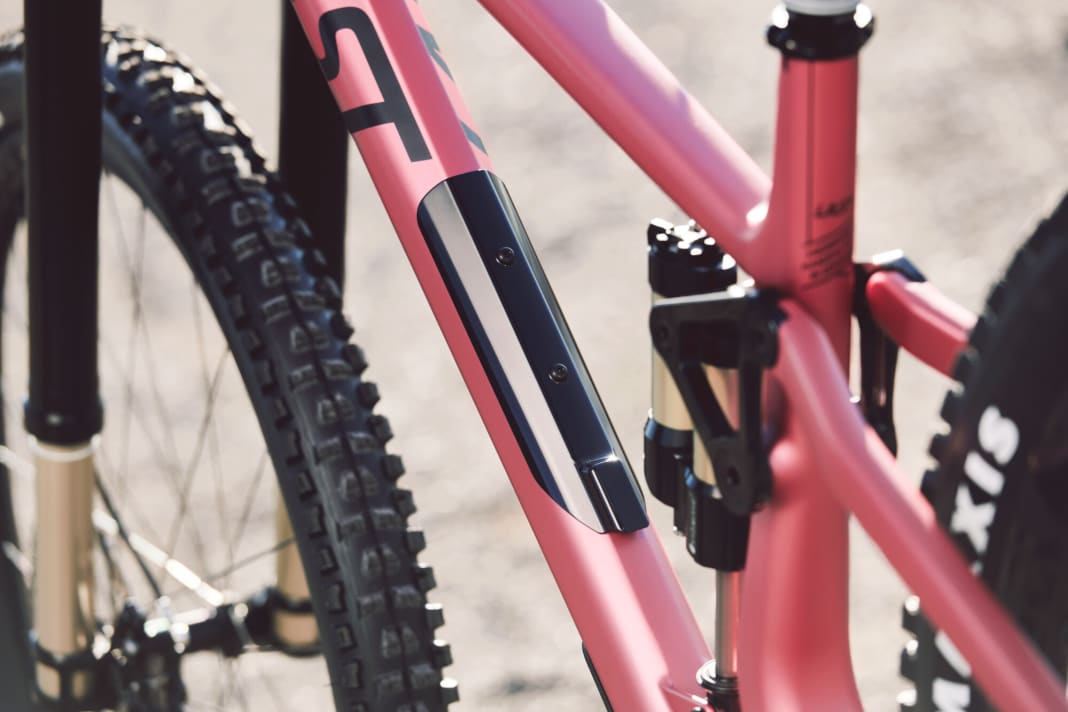 The lid of the storage compartment moulds itself exactly to the shape of the down tube, which is why a specific lid is manufactured for each size.
