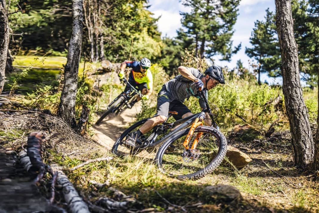 Moderne Trailbikes werden immer schwerer. Abfahrtslastige Geometrien und  dicke Reifen sorgen bei sportlichen Touren-Bikern für Verdruss. Darum haben wir sechs leichte Trailbikes auf Racefully-Basis mit 120 Millimetern Federweg zum Test beordert. Sind die sogenannten Sport-Tourer die neuen Alleskönner?