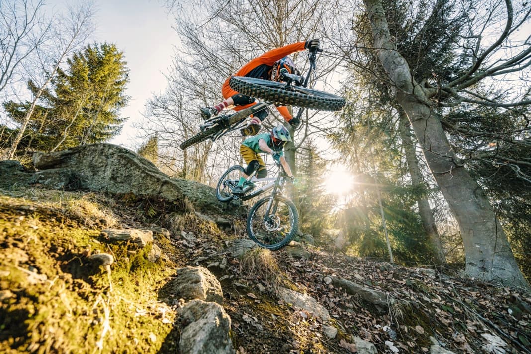 Das YT schießt sich gerne in die Luft. Das neue Cube nimmt lieber die Raceline. Hier auf der Downhill-
Abfahrt am Geißkopf.