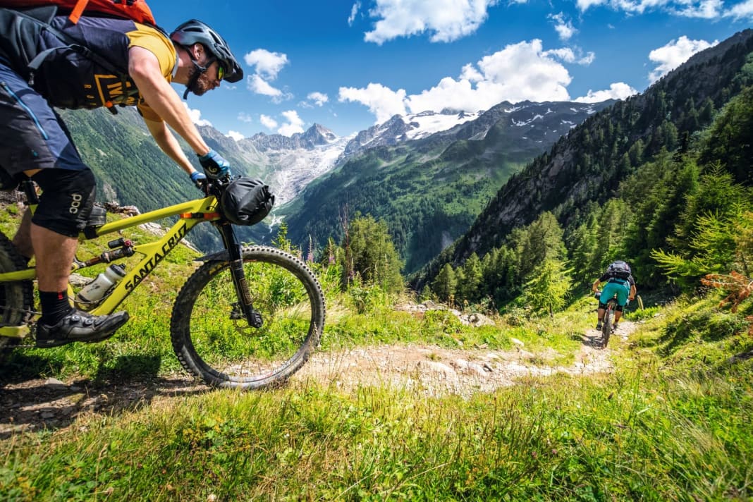 Jedes Jahr im September dürfen Mountainbiker den berühmten Fernwanderweg Tour du Mont Blanc befahren. Drei Chiemgauer haben ihre sieben Sachen gepackt und die Runde um den höchsten gipfel der Alpen versucht.